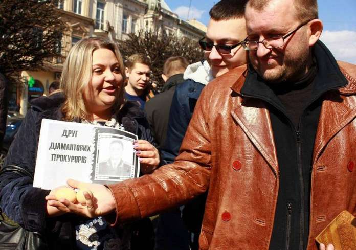 Прокурору Львівщини принесли яйця 28 березня Прокурору Львівщини принесли яйця 28 березня