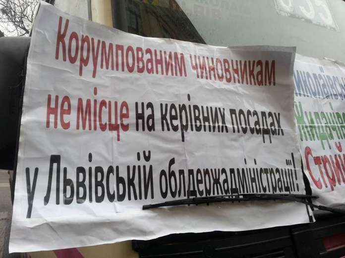 Львівську обласну раду знову пікетують перевізники Львівську обласну раду знову пікетують перевізники