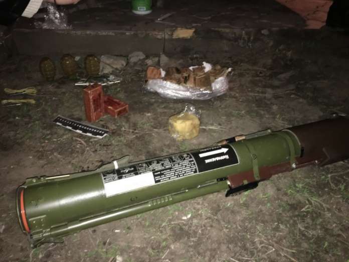 На Донеччині в депутата міськради знайшли арсенал зброї На Донеччині в депутата міськради знайшли арсенал зброї