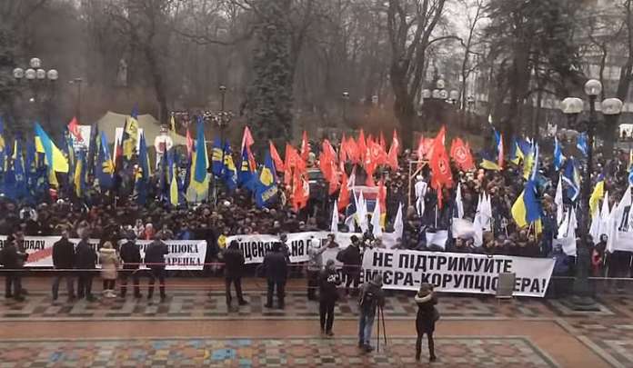 Аграрії знову пікетують ВРУ і вимагають відставку Яценюка Аграрії знову пікетують ВРУ і вимагають відставку Яценюка