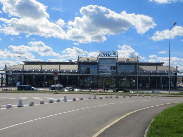 У «Жулянах» затримали росіянина із Саратова, який незаконно привласнив близько 2 мільйонів доларів США У «Жулянах» затримали росіянина із Саратова, який незаконно привласнив близько 2 мільйонів доларів США