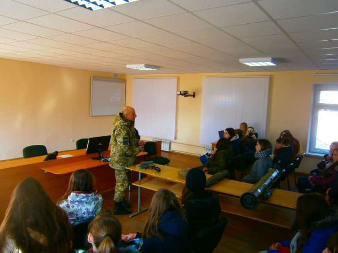 Журналістів не злякати танком, «градом», кулеметом та зануренням під воду! Фото Журналістів не злякати танком, «градом», кулеметом та зануренням під воду! Фото