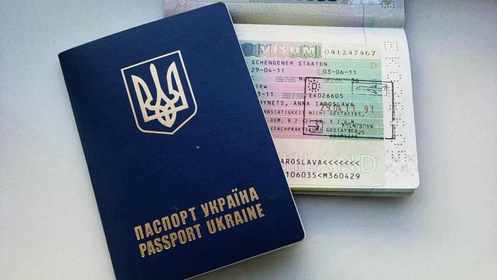 Закордонний паспорт із візою