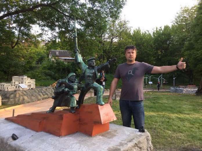 У Криму автор пам’ятника «ввічливому ґвалтівнику кота» творить новий «шедевр» У Криму автор пам’ятника «ввічливому ґвалтівнику кота» творить новий «шедевр»
