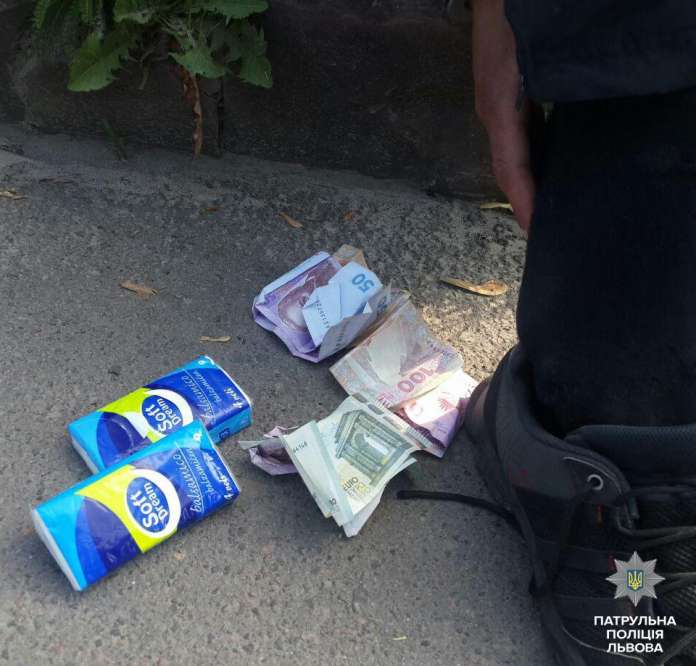 У Львові патрульні затримали на «гарячому» квартирних злодіїв У Львові патрульні затримали на «гарячому» квартирних злодіїв