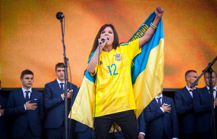 Разом із Порошенком проводила Національну збірну на Чемпіонат Європи 2016 і співачка Руслана Разом із Порошенком проводила Національну збірну на Чемпіонат Європи 2016 і співачка Руслана