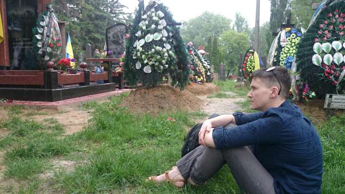 Надія Савченко із сестрою провідали полеглих в АТО бійців, що нині спочивають на кладовищі Надія Савченко із сестрою провідали полеглих в АТО бійців, що нині спочивають на кладовищі