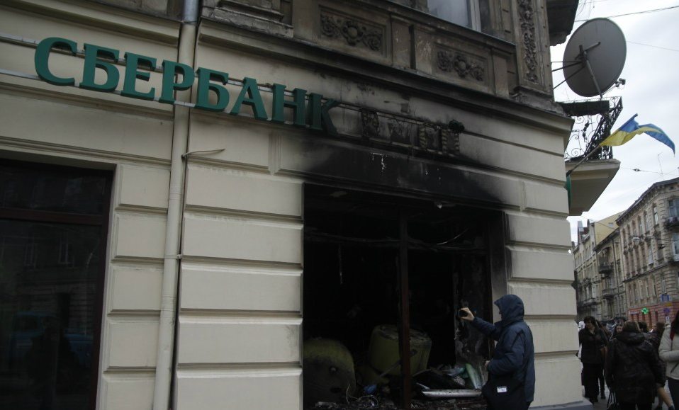 Згоріле приміщення «Сбербанку Росії» у Львові