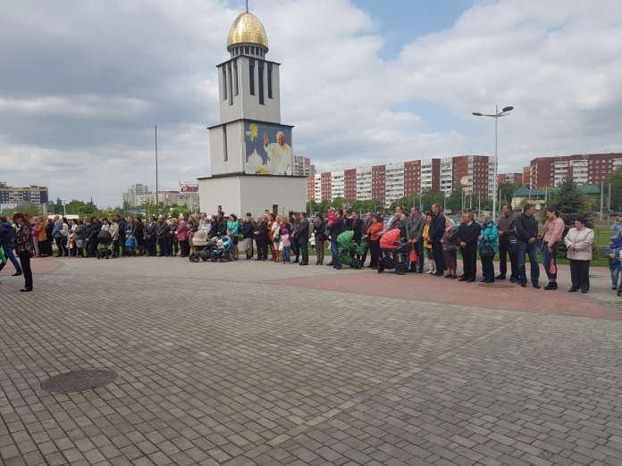 Кільканадцять тисяч осіб вшанувало реліквії та особисті речі св. Івана Павла ІІ у Львові Кільканадцять тисяч осіб вшанувало реліквії та особисті речі св. Івана Павла ІІ у Львові
