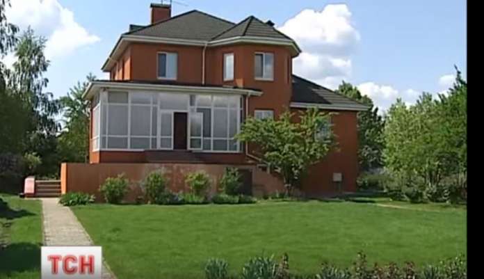 З вертольота обстріляли сусідів Порошенка З вертольота обстріляли сусідів Порошенка