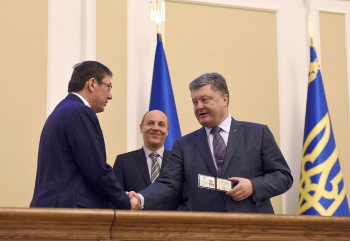 Петро Порошенко вручає посвідчення генпрокурора Юрію Луценку