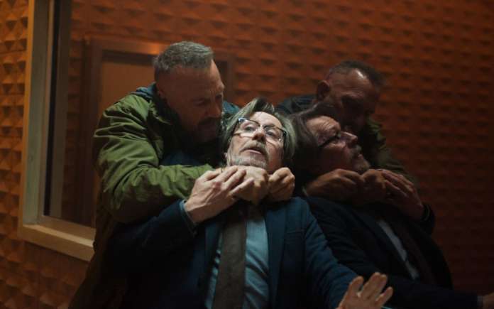 Огляд на фільм “Злочинець”: Згадати як бути поганцем або врятувати світ Огляд на фільм “Злочинець”: Згадати як бути поганцем або врятувати світ
