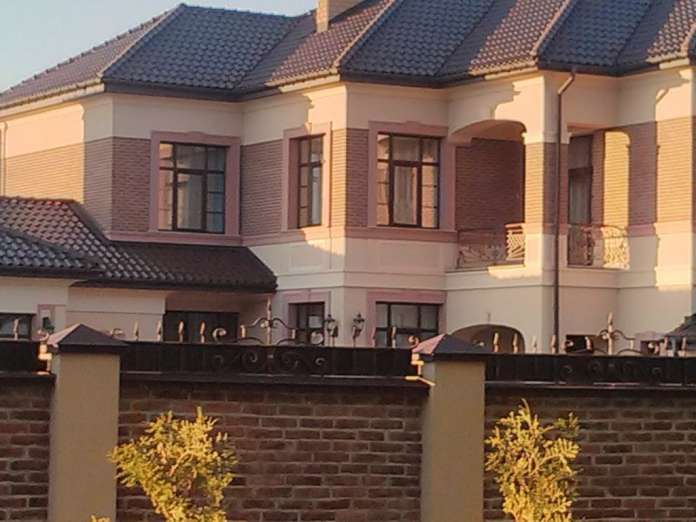 При зарплаті у 1000 гривень дружина львівського податківця звела розкішний маєток При зарплаті у 1000 гривень дружина львівського податківця звела розкішний маєток