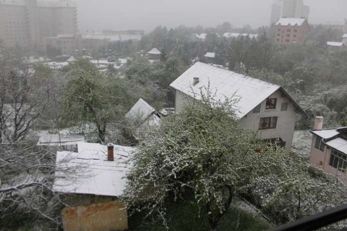 Львів’ян закликають вберегтись від зсувів снігу із дахів Львів’ян закликають вберегтись від зсувів снігу із дахів