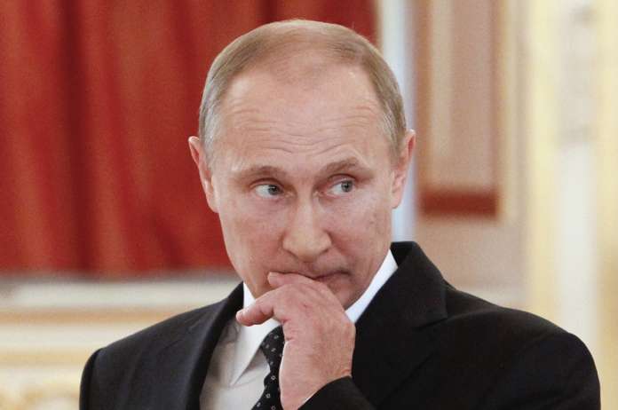 Під гучні оплески Путіну присвоїли звання почесного громадянина Севастополя Під гучні оплески Путіну присвоїли звання почесного громадянина Севастополя