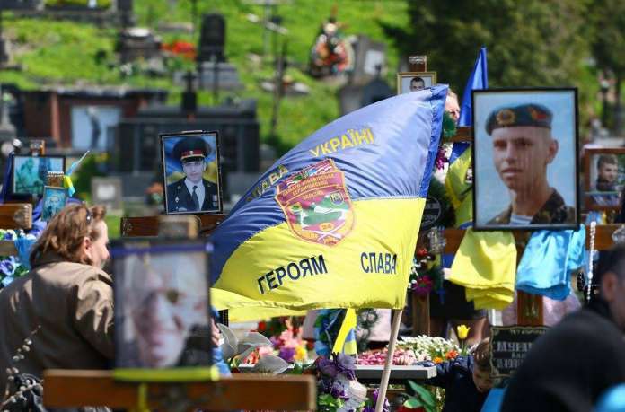 На Личакові помолились на могилах бійців АТО На Личакові помолились на могилах бійців АТО