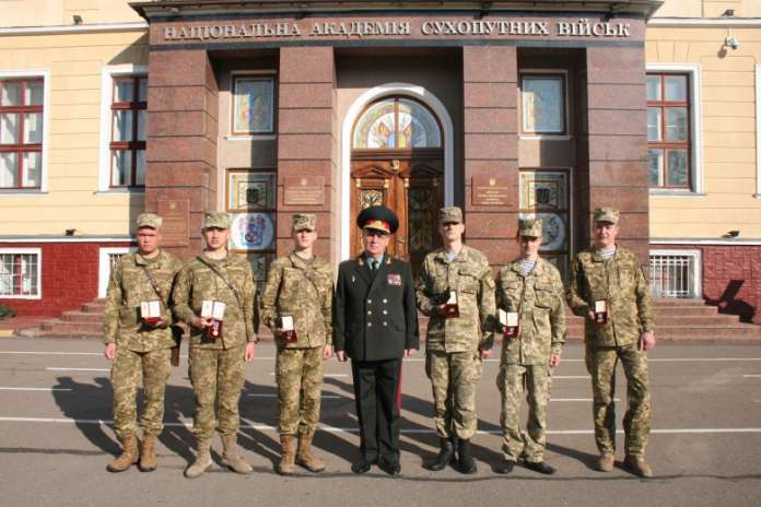 У Національній академії сухопутних військ нагородили шістьох учасників АТО У Національній академії сухопутних військ нагородили шістьох учасників АТО