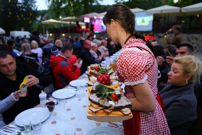 У Карпатах прогнозують туристичний бум, а сезон відкривали пивним вікендом У Карпатах прогнозують туристичний бум, а сезон відкривали пивним вікендом