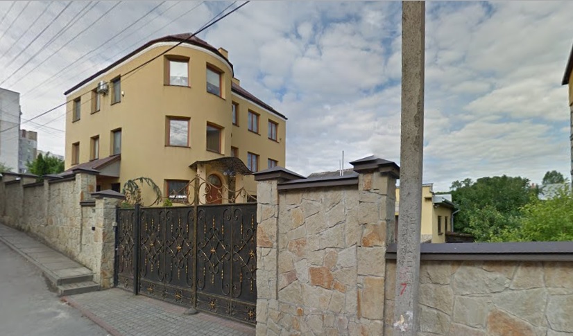 Начальнику митного посту на Львівщині та його дружині «подарували» нерухомості площею більш, ніж 550 м2