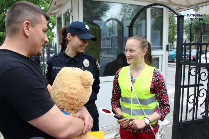 У Львові 13-річна дівчинка на один день стала поліцейським (ФОТО) У Львові 13-річна дівчинка на один день стала поліцейським (ФОТО)