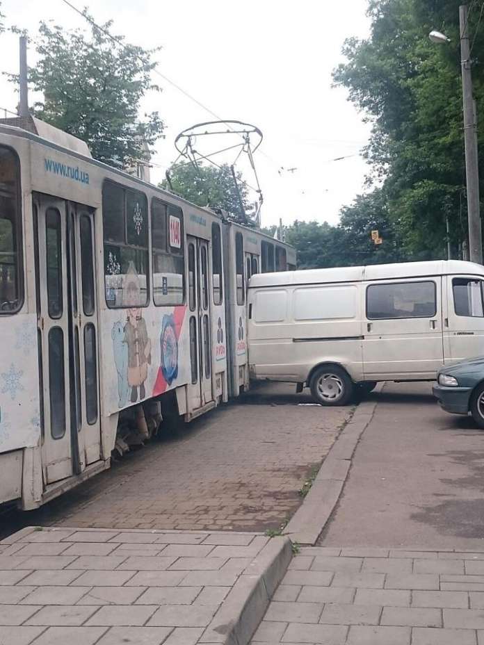 Білий «бус» врізався у львівський трамвай (ФОТО)