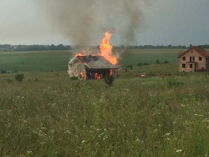 На Львівщині блискавка влучила в будинок: дім згорів (фото)