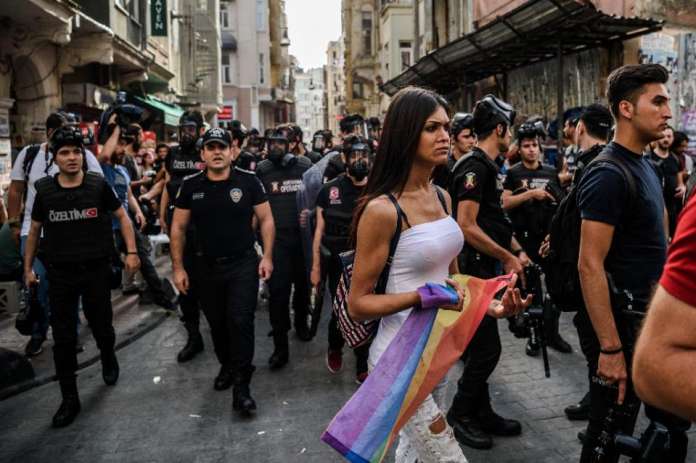 У Туреччині влада розігнала марш ЛГБТ