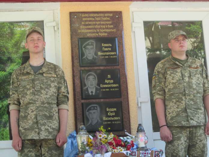 Трьох загиблих героїв АТО вшанували у Стрию (фоторепортаж) Трьох загиблих героїв АТО вшанували у Стрию (фоторепортаж)