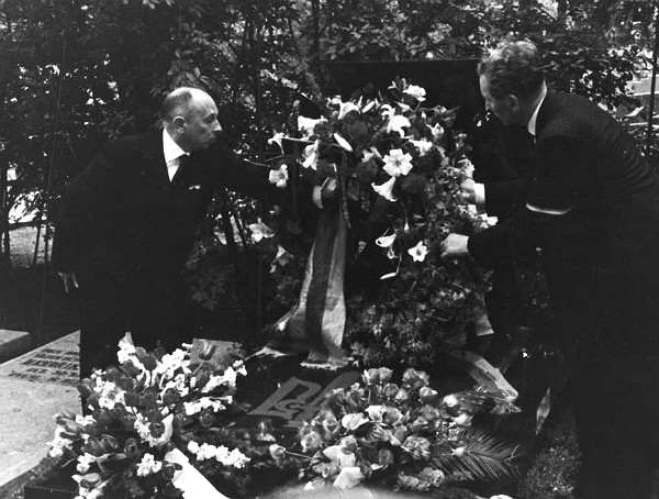 Степан Бандера покладає квіти на могилу Коновальця, 1958 рік