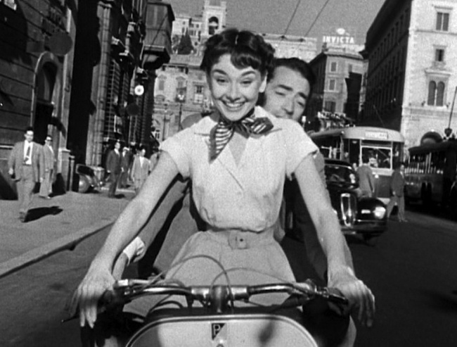 7607110-R3L8T8D-650-Audrey_Hepburn_and_Gregory_Peck_on_Vespa_in_Roman_Holiday_trailer