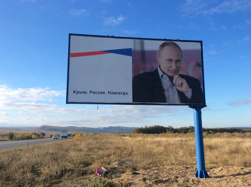 «Рейтинг падає?» У Криму розвісили близько сотні плакатів з Путіним (Фото)