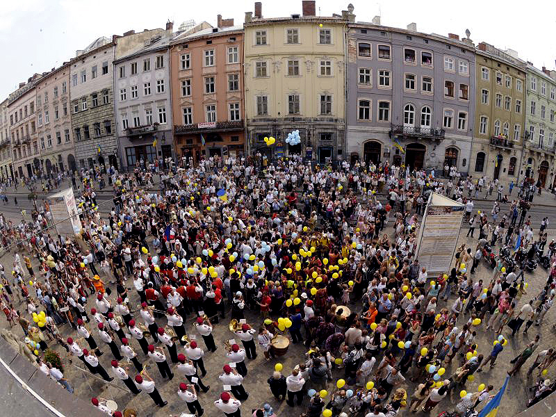Виступ оркестру у Львові перед туристами під час одного із фестивалів