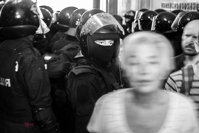 Нацгвардійці, сутички, газ — що було під львівською Ратушею (ФОТО) Нацгвардійці, сутички, газ — що було під львівською Ратушею (ФОТО)