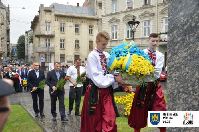 У Львові відзначили 20-ту річницю Конституції України (фото) У Львові відзначили 20-ту річницю Конституції України (фото)