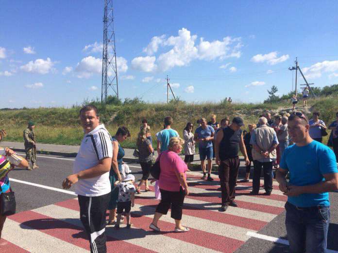Не пройти не проїхати: у Рава-Руській заблокували трасу Не пройти не проїхати: у Рава-Руській заблокували трасу
