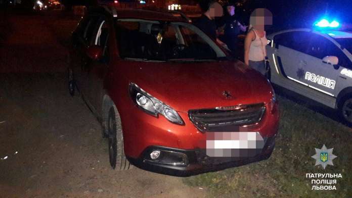 У Львові п’яний водій ганяв по тротуарі У Львові п’яний водій ганяв по тротуарі