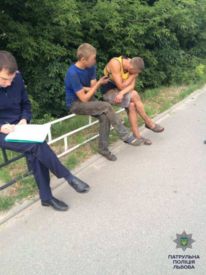 Львівські патрульні затримали викрадачів авто (Фото) Львівські патрульні затримали викрадачів авто (Фото)