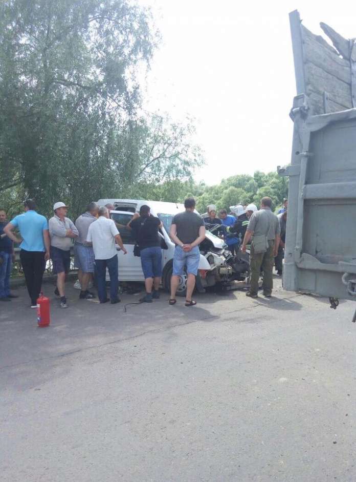 У Жидачеві вантажівка зіткнулася з легковиком (Фото) У Жидачеві вантажівка зіткнулася з легковиком (Фото)
