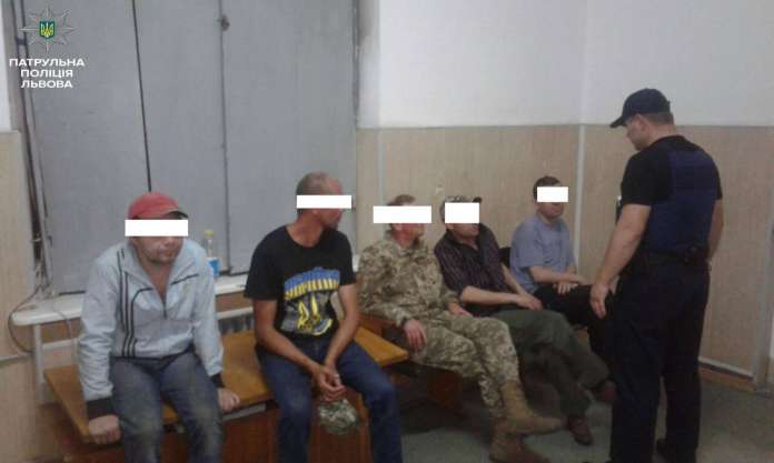 Львівські копи затримали викрадачів одягу (Фото) Львівські копи затримали викрадачів одягу (Фото)