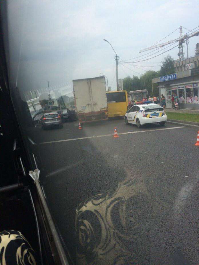 У Львові через ДТП фури і маршрутки утворилася «тягнучка» У Львові через ДТП фури і маршрутки утворилася «тягнучка»