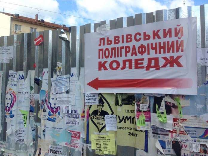 До коледжу, який був заблокований на площі Митній, облаштували прохід (Фото) До коледжу, який був заблокований на площі Митній, облаштували прохід (Фото)