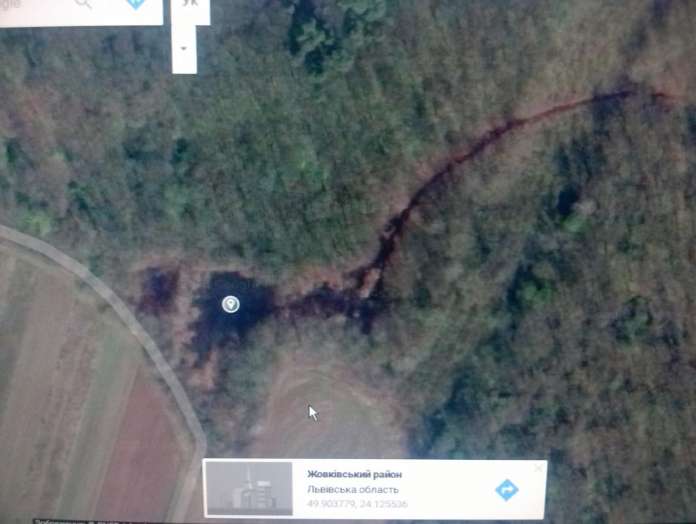 На Львівщині випадково виявили смердючі мазутні озера (Фото) На Львівщині випадково виявили смердючі мазутні озера (Фото)