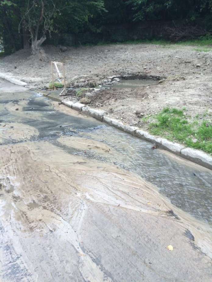 На вході в «Погулянку» другий день безупинно тече вода, а комунальники мовчать (Фото) На вході в «Погулянку» другий день безупинно тече вода, а комунальники мовчать (Фото)