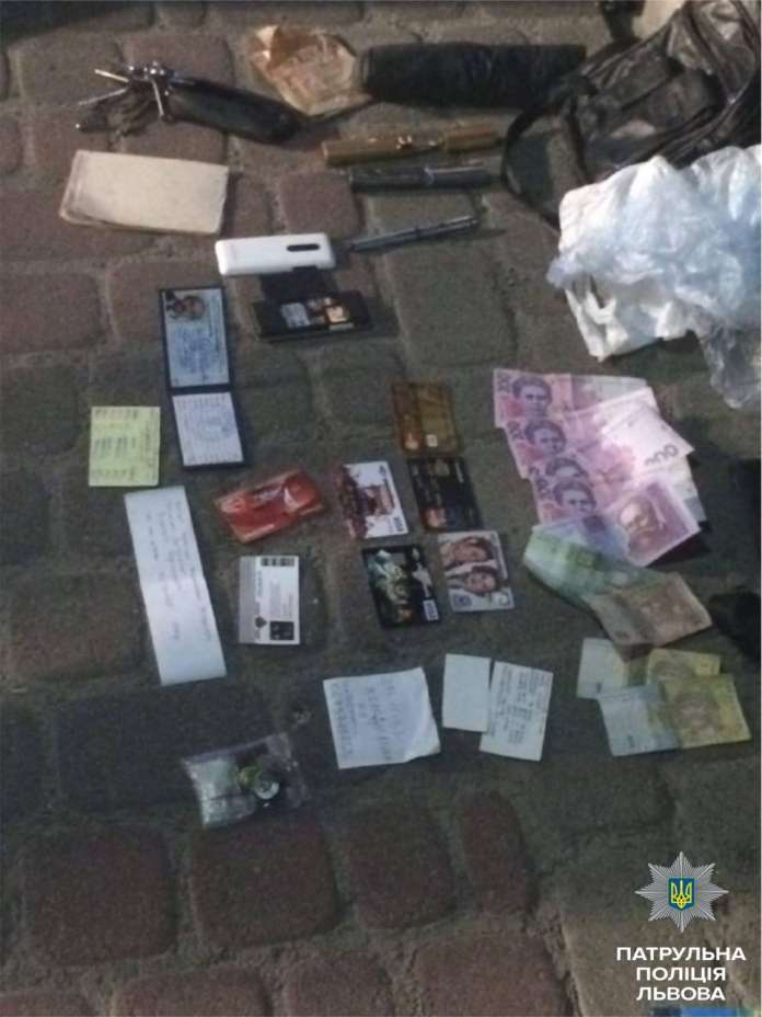 Львівська поліція затримали двох осіб, які грабували львів’ян (Фото) Львівська поліція затримали двох осіб, які грабували львів’ян (Фото)