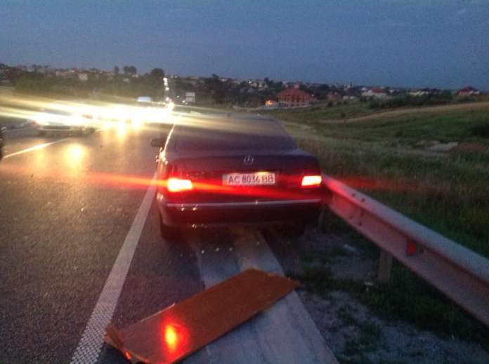 З’явилися фото аварії поблизу села Зубра, що на Львівщині З’явилися фото аварії поблизу села Зубра, що на Львівщині