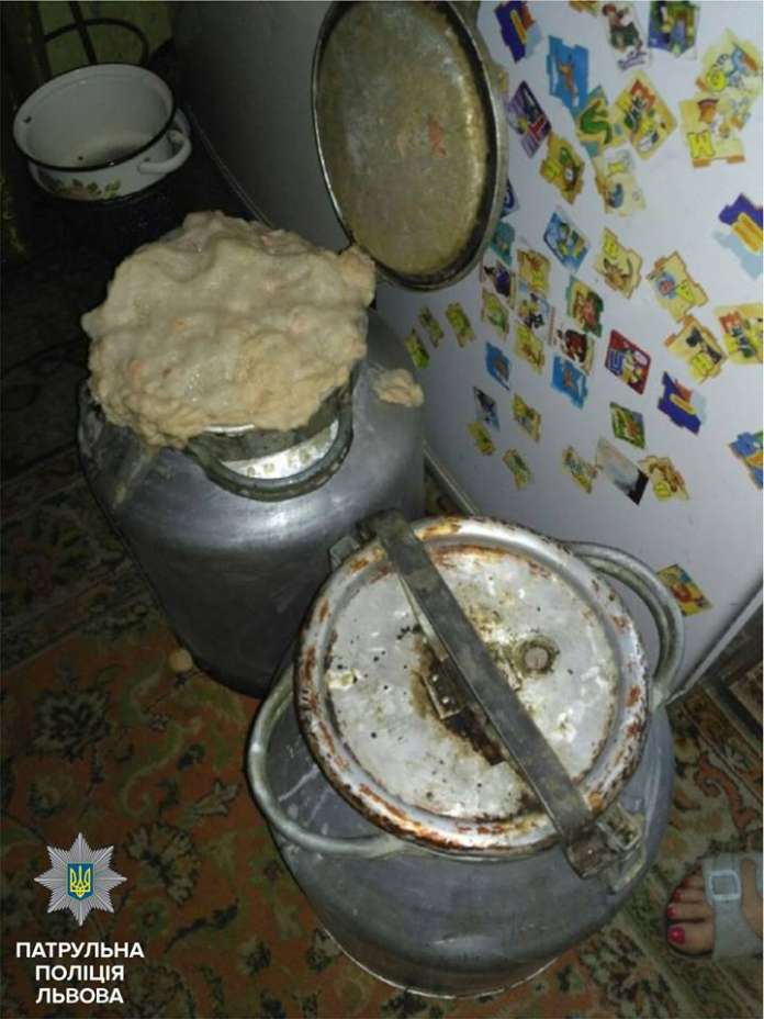 Бізнесу кінець. У Львові копи «накрили» точку виготовлення і збуту алкоголю (Фото) Бізнесу кінець. У Львові копи «накрили» точку виготовлення і збуту алкоголю (Фото)