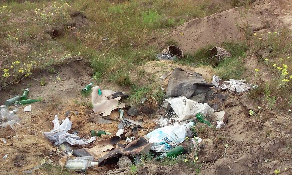 На Львівщині крадуть пісок, а кар’єри перетворюють на сміттєзвалища (фото)