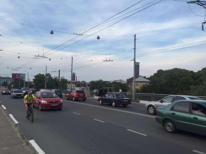 На вулиці Кульпарківській дівчина хотіла стрибнути з мосту На вулиці Кульпарківській дівчина хотіла стрибнути з мосту