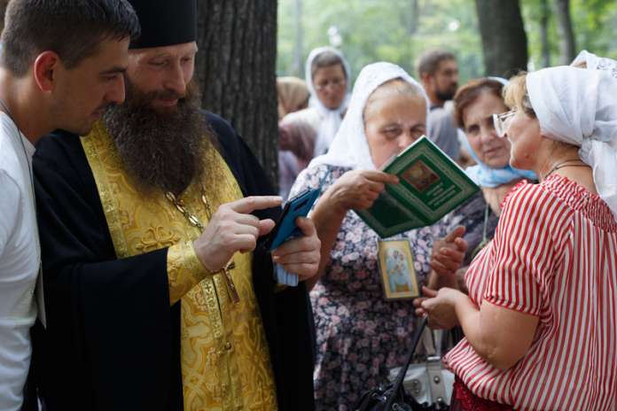 В кулуарах паломників: попи, хрести, камуфляж та ряси (фото) В кулуарах паломників: попи, хрести, камуфляж та ряси (фото)