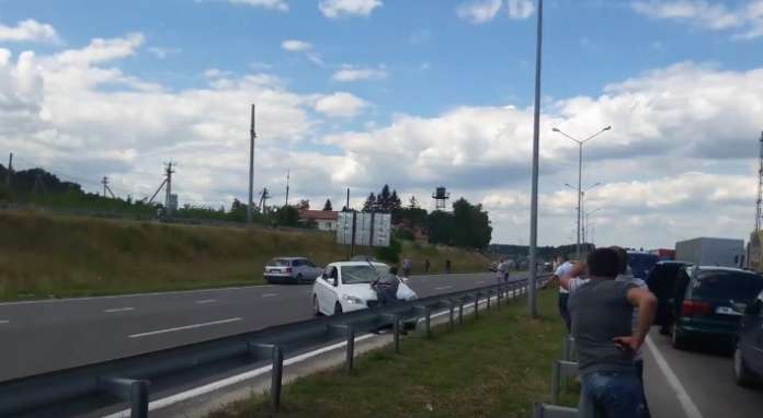 Авто збило чоловіка, який брав участь у блокуванні дороги в Раві-Руській (фото) Авто збило чоловіка, який брав участь у блокуванні дороги в Раві-Руській (фото)